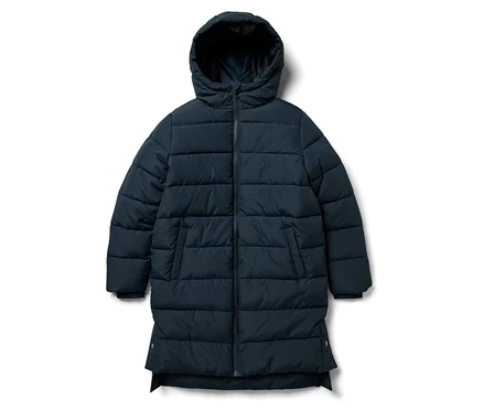 Marineblaue Steppjacke mit Kapuze liegt auf einem weißen Hintergrund.