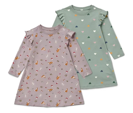 Zwei Kinderkleider mit langen Ärmeln. Eines ist lila mit Tiermuster, das andere grün mit Herzmuster.