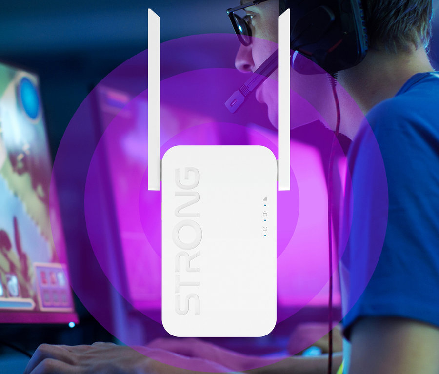 Ein junger Mann spielt ein Videospiel; im Vordergrund Strong Wi-Fi 6 Repeater »AX 1800«.