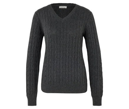 Grauer Zopfstrickpullover.