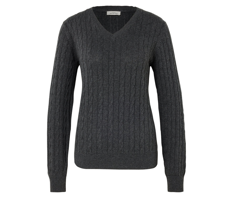 Grauer Zopfstrickpullover.
