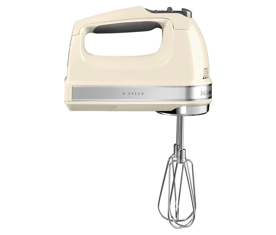 Ein cremefarbener KitchenAid-Handmixer mit Edelstahl-Schneebesen.