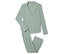 Ein grüner Pyjama mit weißer Paspelierung liegt auf einem weißen Hintergrund.