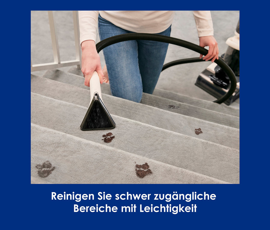 Frau reinigt Flecken auf Treppen mit Tineco Teppichreiniger iCarpet.