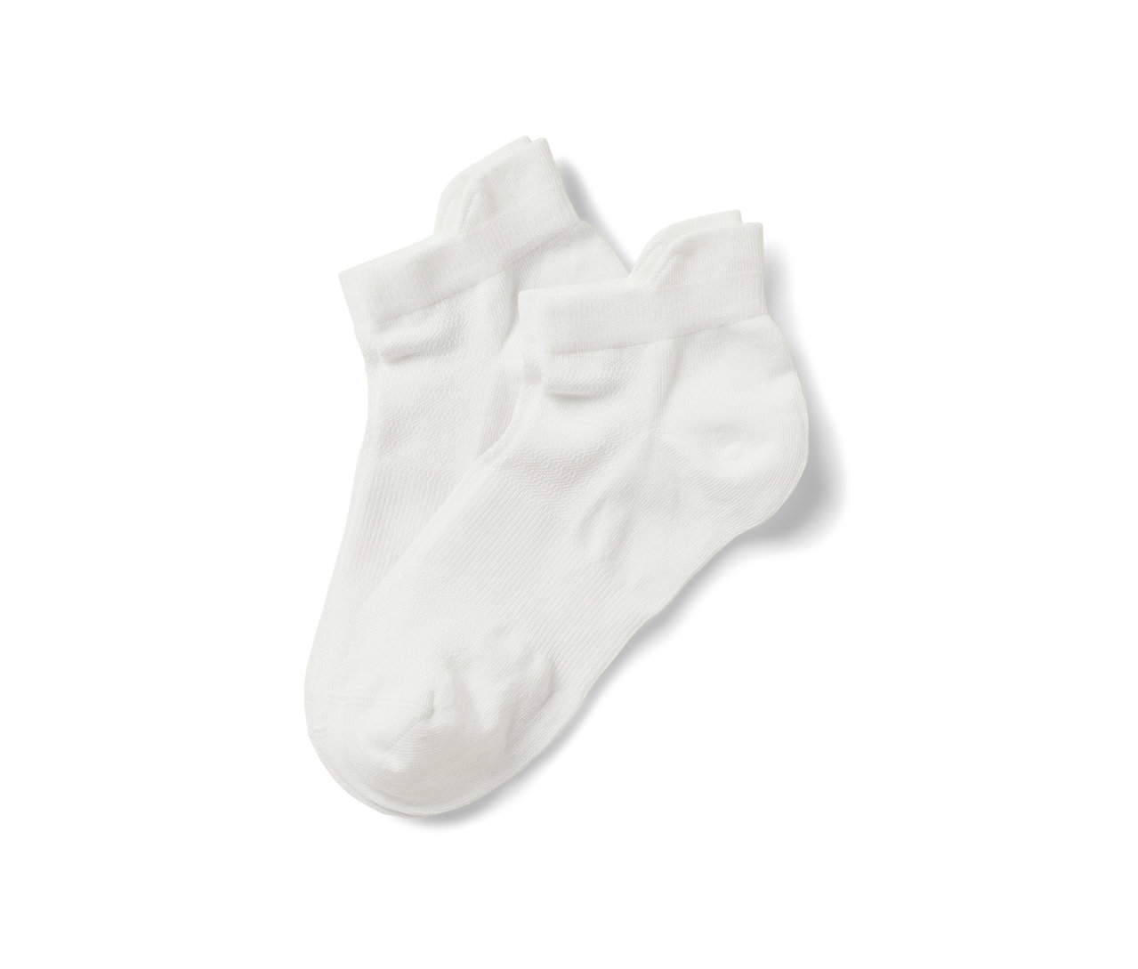 Zwei Paar weiße Sneaker-Sportsocken liegen übereinander.