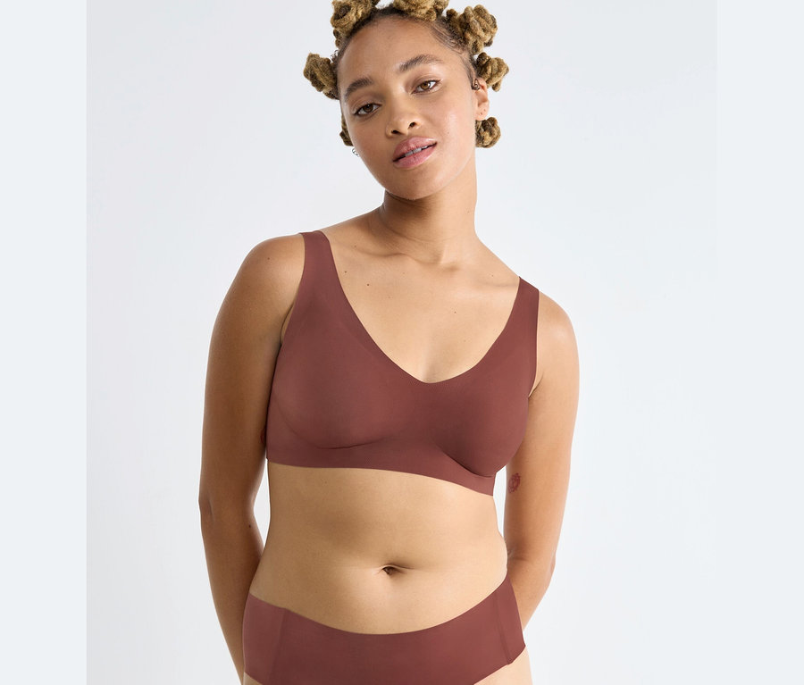 Frau trägt ein sloggi ZERO Feel 2.0 Bralette.