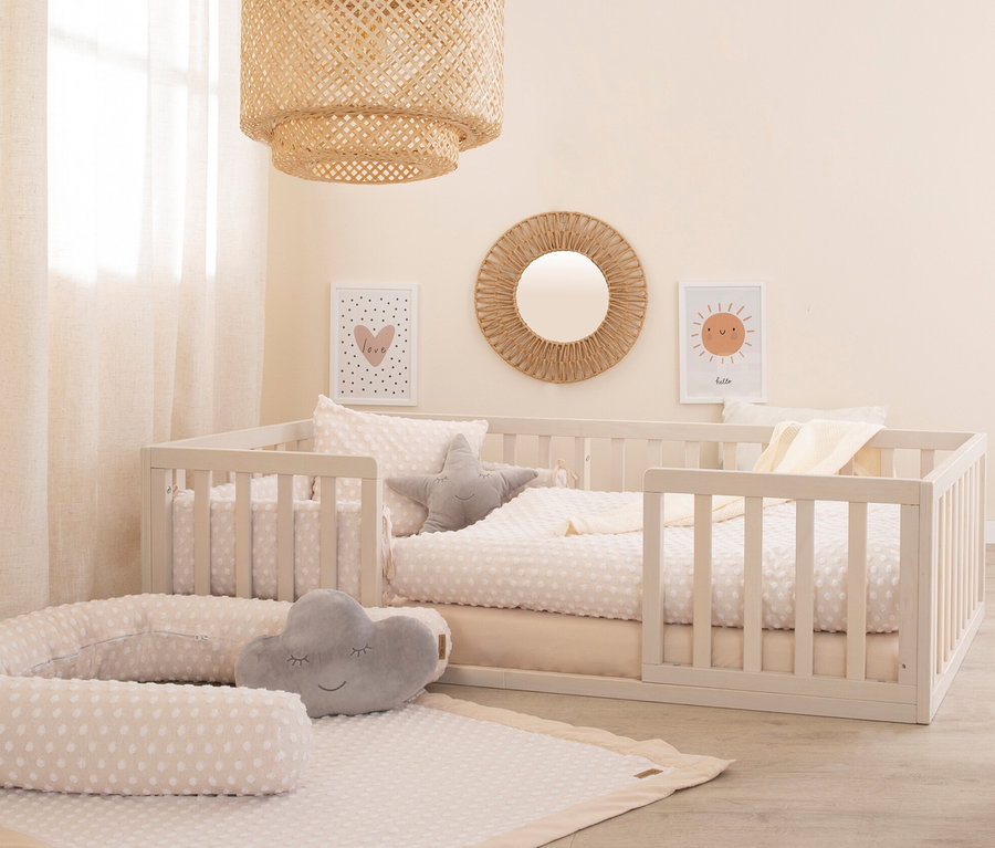 Kinderzimmer mit roba Bodenbett 70 x 140 cm, Lampe und Dekorationen.