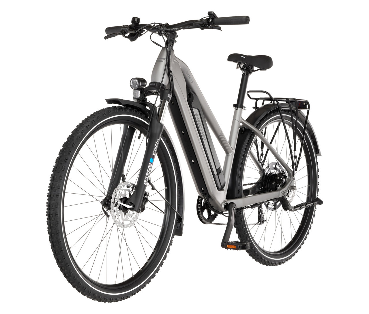 Graues FISCHER Trekking-E-Bike TERRA 2.2 ACTIVE mit Trapez Rahmen, klein bis mittelgroß, mit Gepäckträger, Schutzblechen und Vorderlampe.