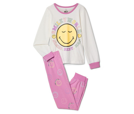 Kinder-Pyjama SMILEYWORLD®: Ein cremefarbenes Langarmshirt mit großem gelbem Smiley-Gesicht und „SMILEY WORLD SLEEP. REST. NAP.“-Schriftzug, dazu eine pinke Hose mit kleinen pastellfarbenen Smileys.