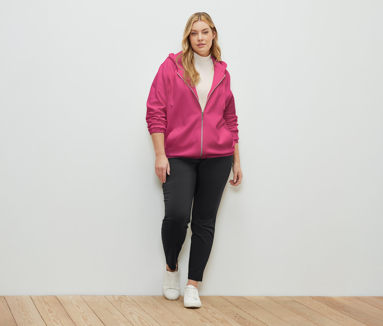 Frau trägt eine Sweatjacke in Fuchsia.