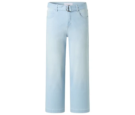 Helle, locker sitzende Jeans mit Gürtel.