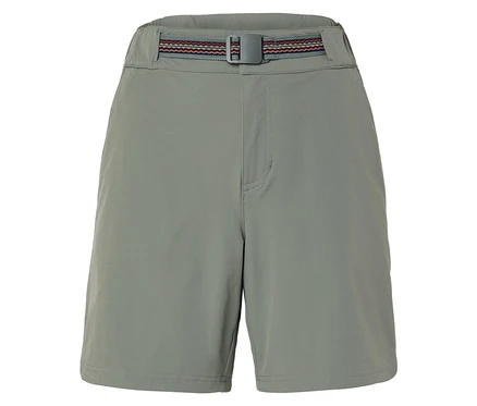 Nahaufnahme einer grauen Shorts mit einem rot-grauen Gürtel.