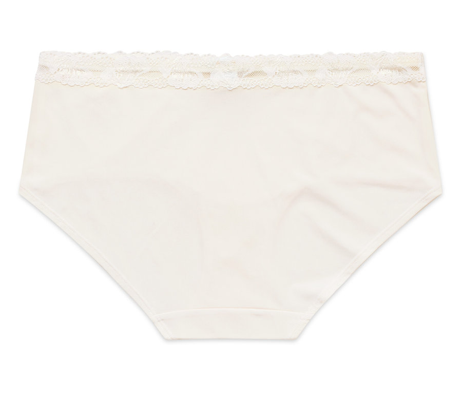 Ein einzelner, cremefarbener Damenslip mit Spitzenbesatz liegt flach auf einem weißen Hintergrund.