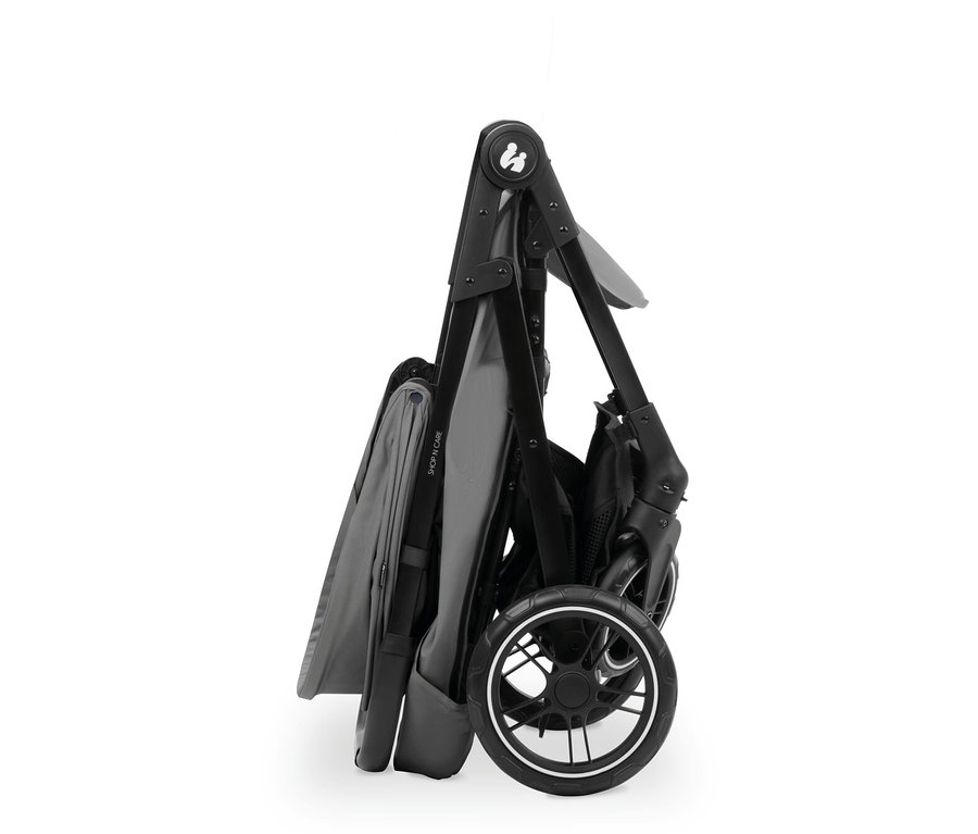 Zusammengeklappter grauer Kinderwagen vor einem weißen Hintergrund.