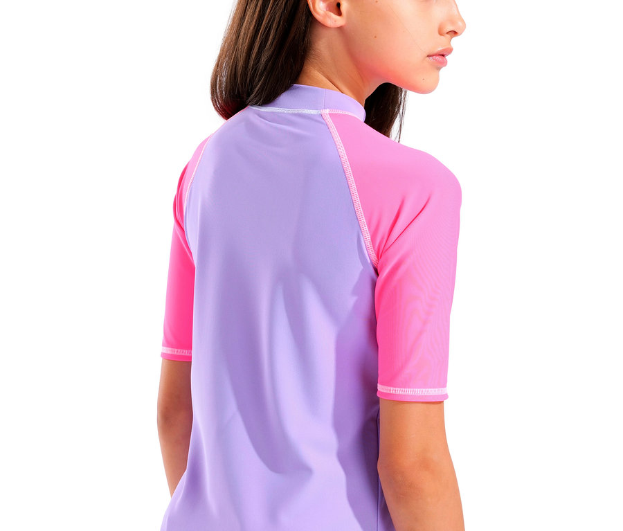 Nahaufnahme eines Mädchens mit einem kurzärmeligen, lila-pinkfarbenen Rashguard-Shirt.
