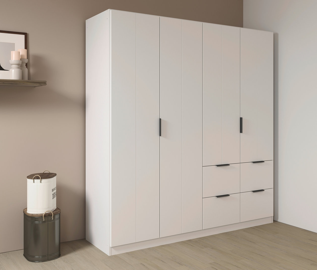 Weißer Kleiderschrank mit sechs Türen und sechs Schubladen. Dekoelemente links: Regalboden, Bild, Kerzen, zwei Dosen.