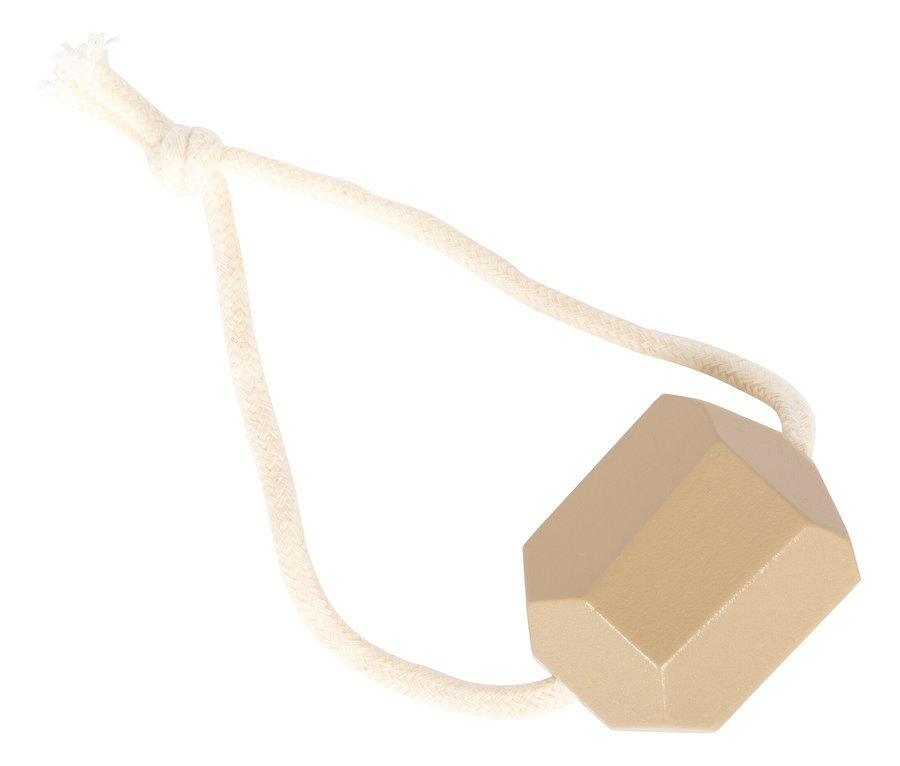 Das small foot Pferdefutter-Set mit Tasche beinhaltet ein beiges Futterstück an einer Kordel.