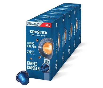 Eine Reihe blauer Eduscho Lungo Kräftig Kapselpackungen mit je 20 Kapseln, wobei eine Kapsel vor der Packung liegt.