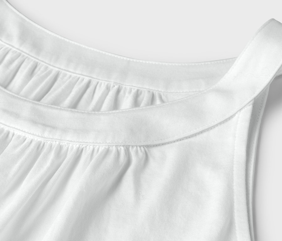 Detailansicht eines weißen Tanktops mit gerafftem Halsausschnitt.