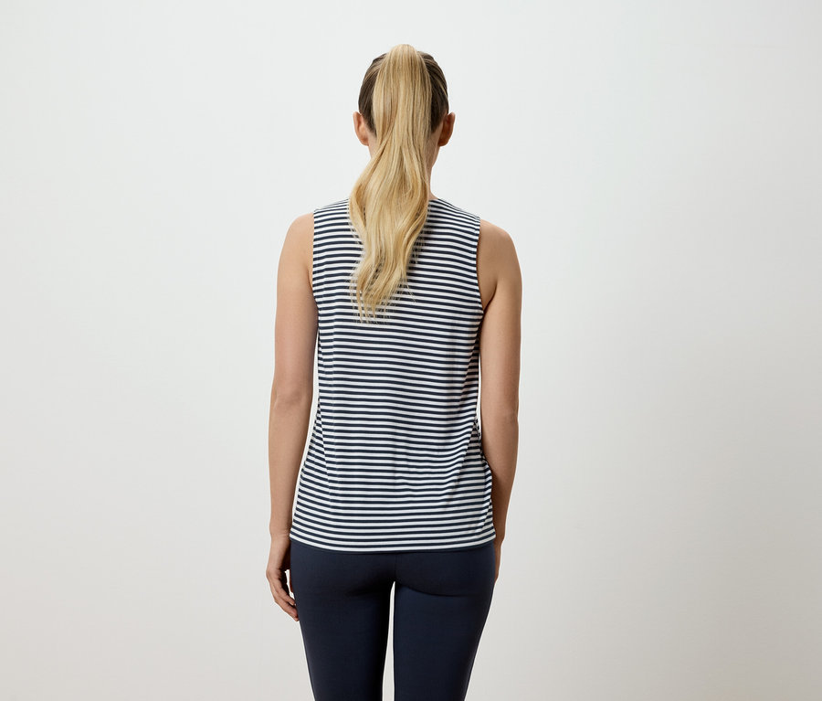 Rückansicht einer Frau mit blondem Pferdeschwanz, die ein blau-weiß gestreiftes Tanktop und marineblaue Leggings trägt.