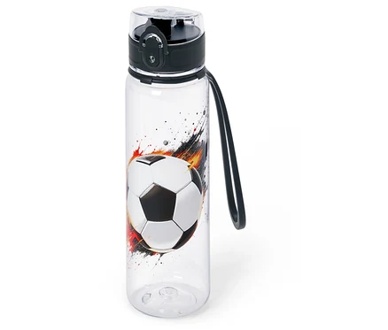 Eine durchsichtige Wasserflasche mit einem Fußball-Design.
