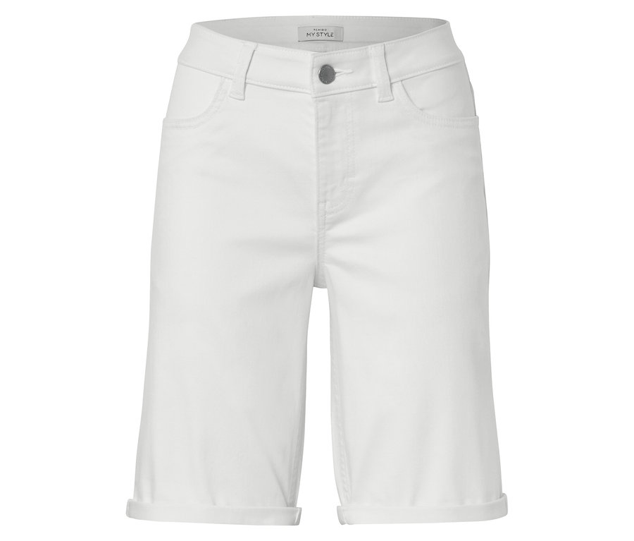 Weiße Jeansshorts auf weißem Hintergrund.