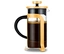 Eine gelbe French Press Kaffeekanne aus Glas mit schwarzem Griff ist mit Kaffee gefüllt.