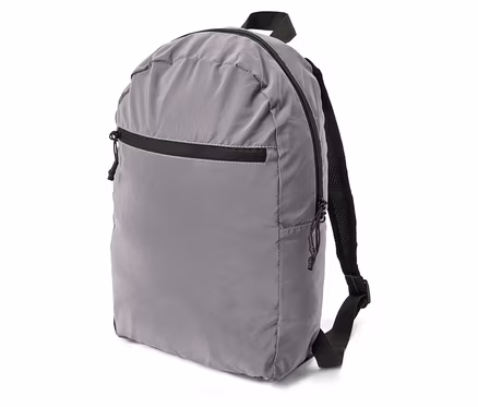 Grauer Rucksack mit schwarzem Reißverschluss und Trägern, seitlich auf weißem Grund.