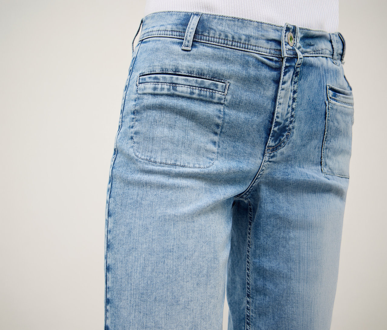 Nahaufnahme einer hellblauen Angels Denim »Linn Smart« Culotte mit aufgesetzten Taschen.