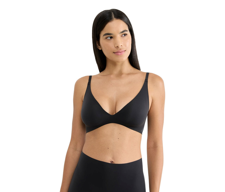 Frau trägt einen schwarzen BH und Unterwäsche.