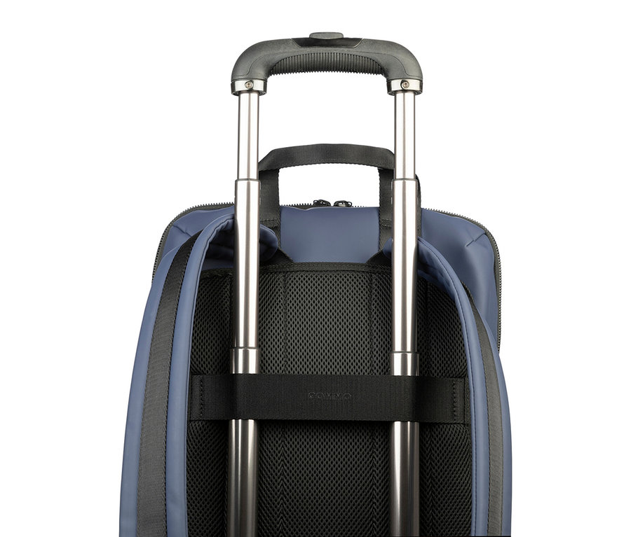 Nahaufnahme eines blauen Rucksacks mit Trolley-Gestänge.