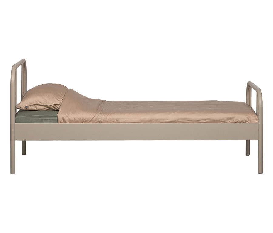 Metall-Einzelbett »Mata« von WOOOD, 90 x 200 cm, mit hellbrauner Bettwäsche und Kopfkissen.