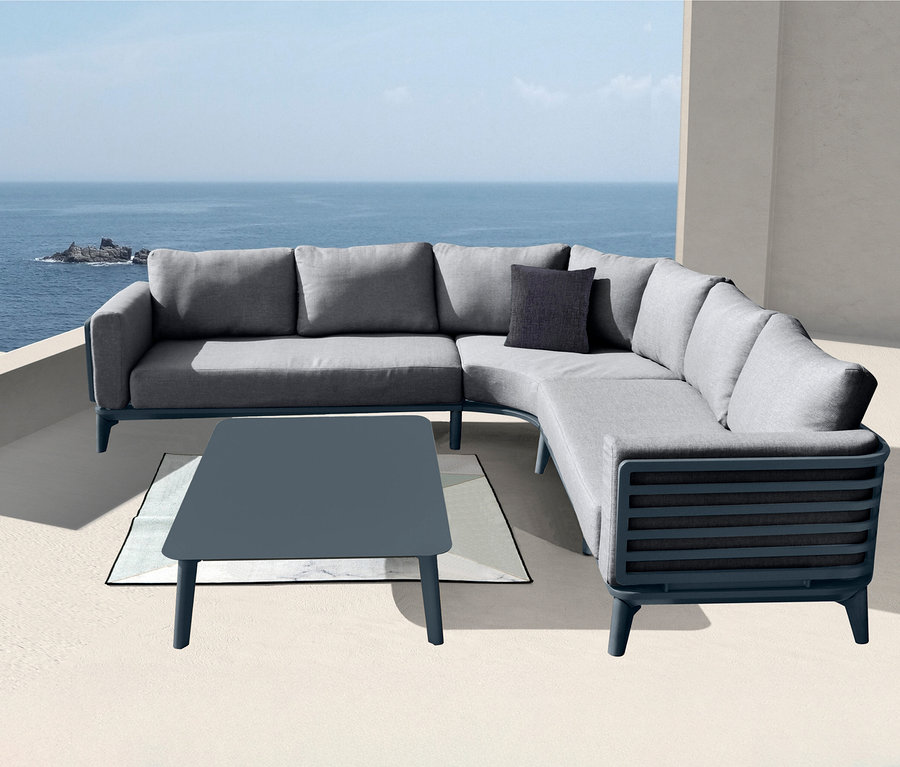 Eine anthrazitfarbene Leco Lounge-Ecke »Moss« mit Tisch steht auf einer Terrasse mit Meerblick.