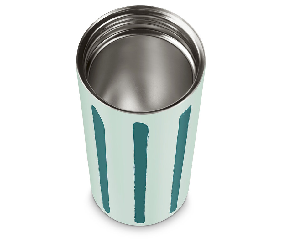 Ein leerer Coffee-to-go-Becher mit Streifenmuster steht auf einem weißen Hintergrund.