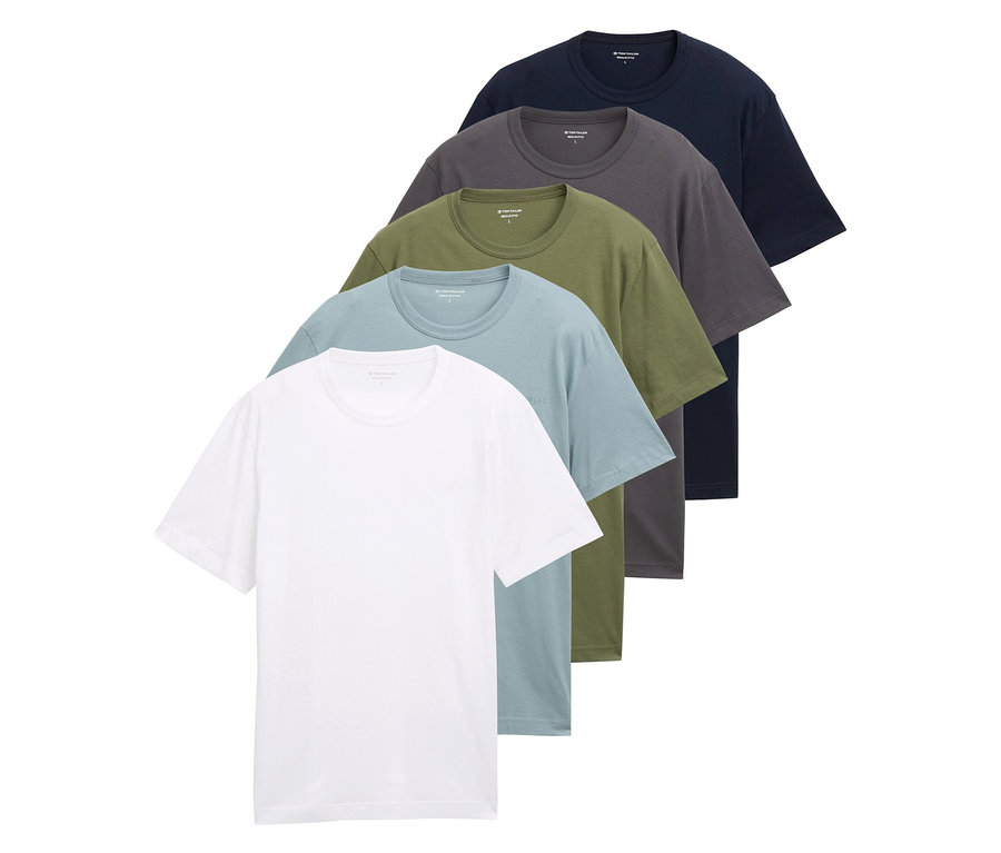 Fünf einfarbige T-Shirts in Weiß, Hellblau, Olivgrün, Grau und Dunkelblau liegen übereinander.