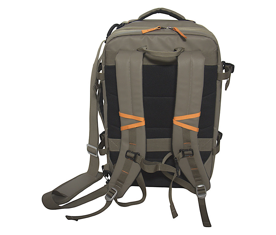 Rückansicht des olivgrünen Tambu Outdoor-Rucksacks »JATRI 30« mit schwarzen Polstern, orangefarbenen Akzenten und verstellbaren Trägern.