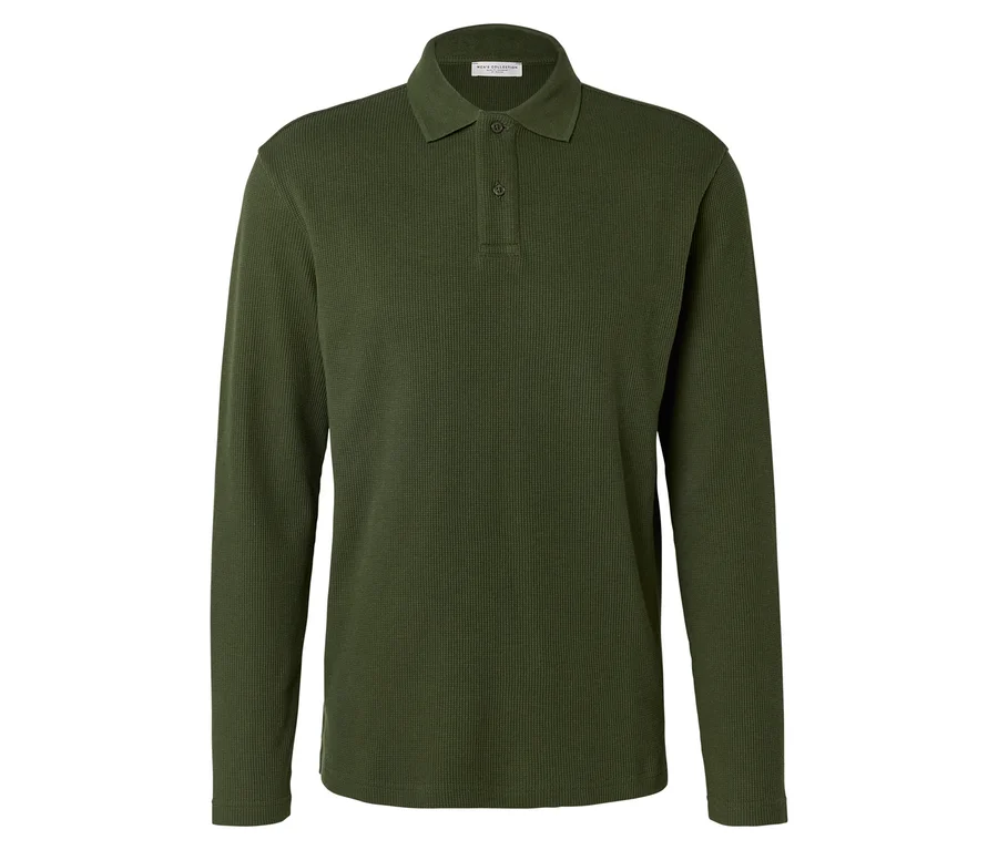 Ein langärmliges, olivgrünes Poloshirt liegt auf einem weißen Hintergrund.