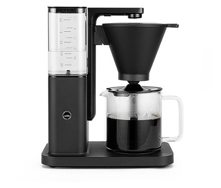 Schwarze Kaffeemaschine mit Glaskanne, die mit Kaffee gefüllt ist.
