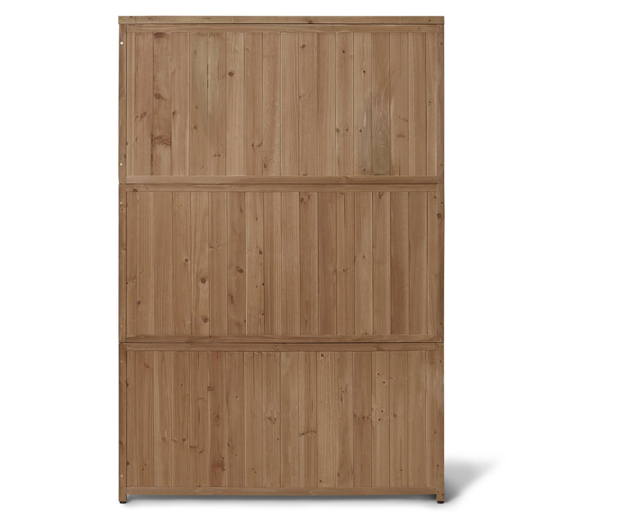 Eine große, rechteckige Holzplatte aus vertikalen Brettern, die durch zwei breitere horizontale Bretter in drei Abschnitte unterteilt ist. Das Holz ist hellbraun mit sichtbarer Maserung.