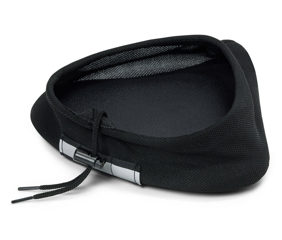 Ein schwarzer Fahrradsattelbezug mit Kordelzug liegt auf einem weißen Hintergrund.