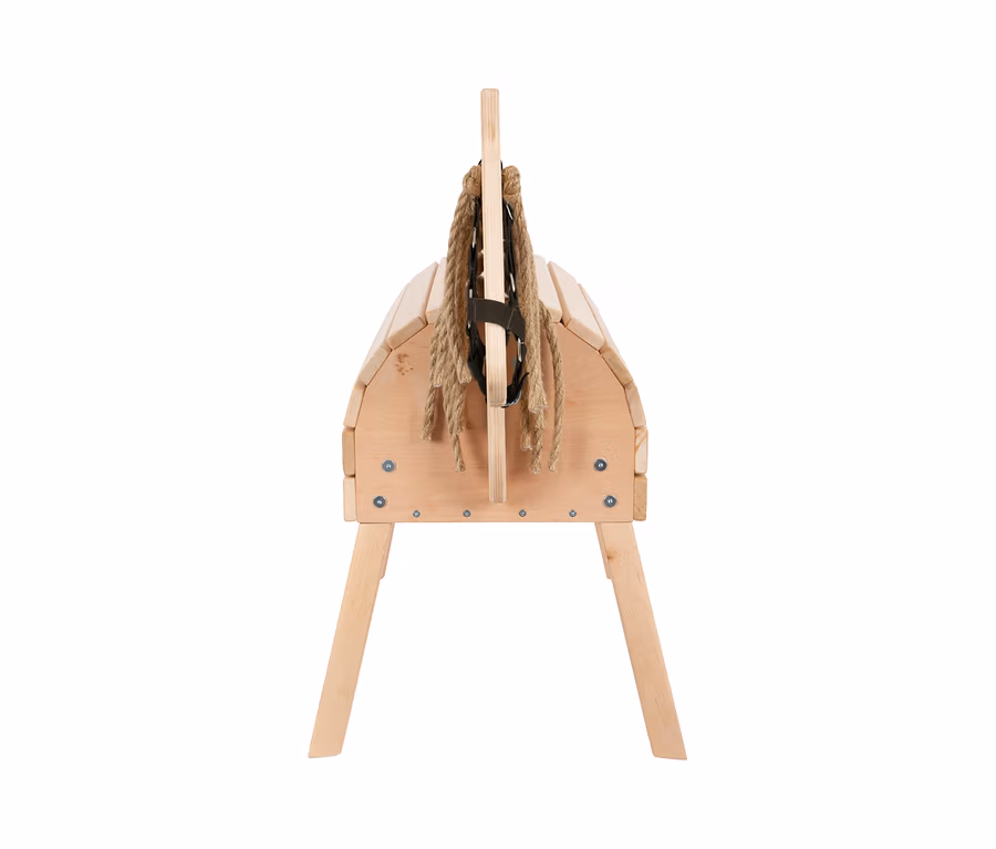Kompaktes small foot Holzpferd aus hellem Holz mit Seilmähne und schwarzem Zaumzeug.