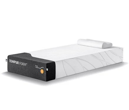 Eine TEMPUR Form™ Plus Hybrid Matratze mit einem weißen Kissen auf einem weißen Hintergrund.
