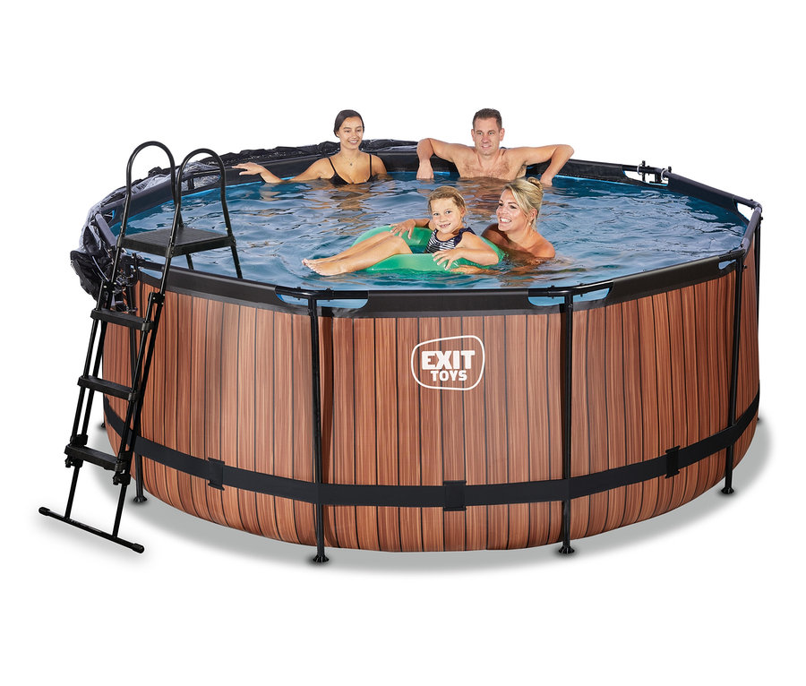 Vier Personen baden im runden EXIT Pool-Set »WOOD«, ca. 360 cm, mit Holzoptik. Ein Kind sitzt in einem grünen Schwimmring. Eine schwarze Leiter ist am Pool.