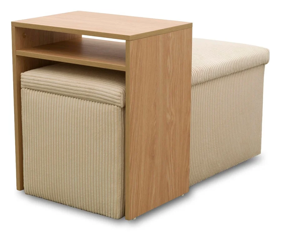 DOMO Hocker mit Tisch »Kopenhagen«, creme. Ein heller Holztisch mit Regal und zwei cremefarbene, gerippte Stoffhocker, einer unter dem Tisch, der andere daneben.