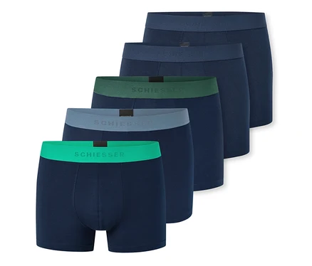 Fünf dunkelblaue Boxershorts sind aufgefächert, jeweils mit einem andersfarbigen Bund: leuchtend grün, hellgrau, dunkelgrün und zwei dunkelblaue. „SCHIESSER“ ist auf den ersten drei Bünden sichtbar.