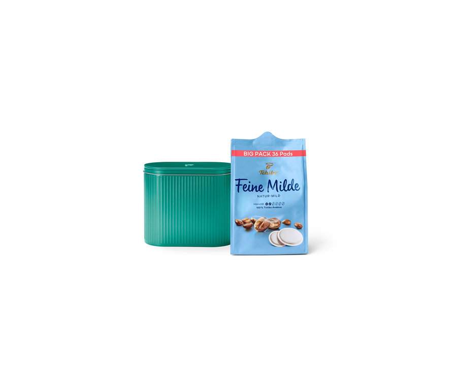 Eine Dose und eine Packung Tchibo Feine Milde Kaffeepads stehen nebeneinander.