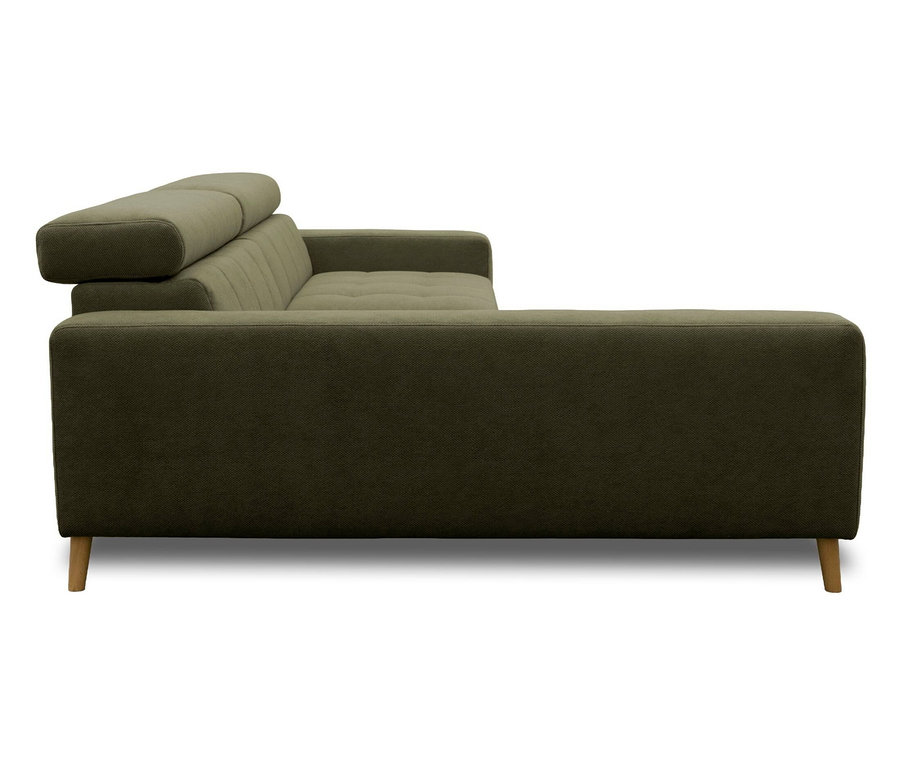 Dunkelgrünes L-förmiges Sofa mit strukturierter Oberfläche und Holzfüßen, von der Seite gesehen vor weißem Hintergrund. Die Rückenlehne hat eine verstellbare Kopfstütze.