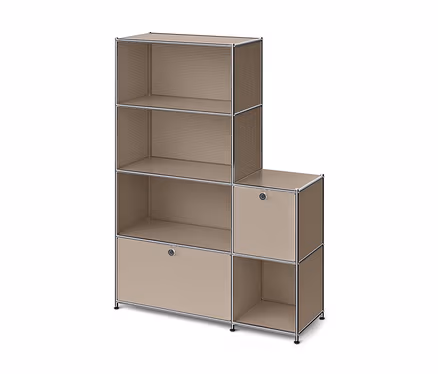 L-förmiges, modulares Regal in Beige mit Chromrahmen. Die linke Seite hat oben zwei offene Fächer mit Lochblechseiten, darunter ein offenes Fach und unten ein geschlossenes Fach mit Griff. Die rechte Seite hat oben ein geschlossenes Fach mit Griff und unten ein offenes Fach.