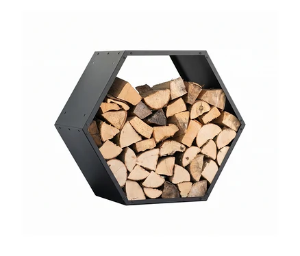 Schwarzes, hexagonales Kaminholzregal, gefüllt mit geschnittenem Brennholz.