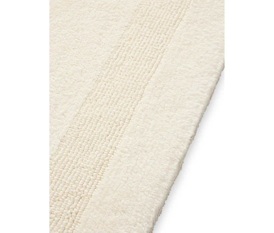 Cremefarbener Teppich mit abwechselnd plüschigen und geschlungenen Streifen.
